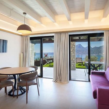 Villa Divina - Apt Prima Con Piscina E Vista Lago Castelletto Di Brenzone Exterior foto