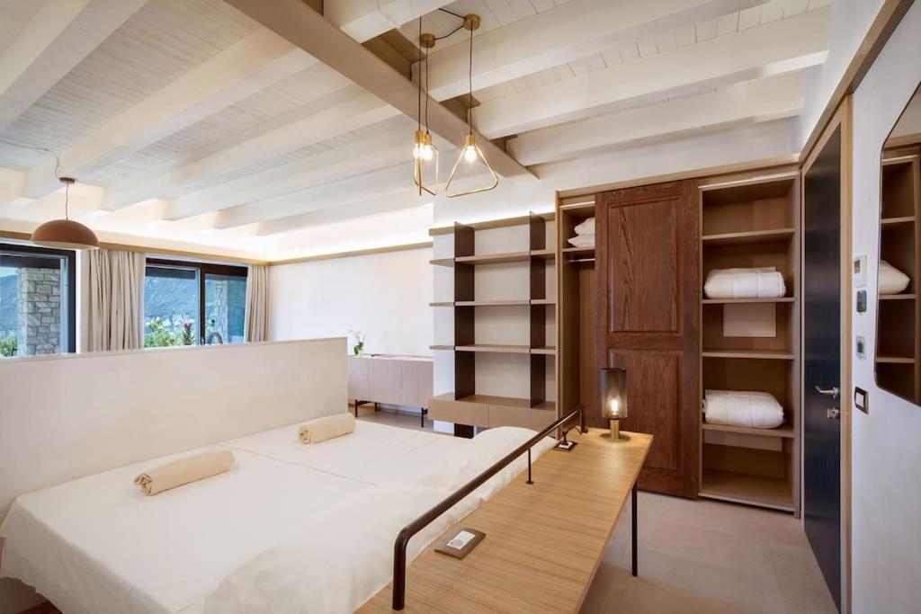 Villa Divina - Apt Prima Con Piscina E Vista Lago Castelletto Di Brenzone Exterior foto