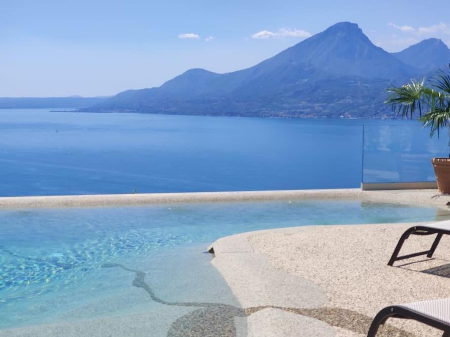 Villa Divina - Apt Prima Con Piscina E Vista Lago Castelletto Di Brenzone Exterior foto
