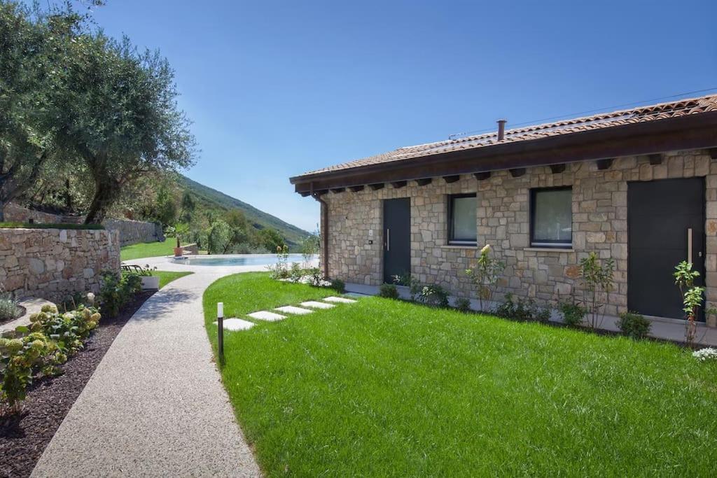 Villa Divina - Apt Prima Con Piscina E Vista Lago Castelletto Di Brenzone Exterior foto
