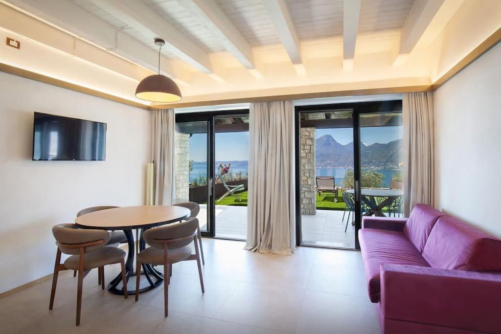 Villa Divina - Apt Prima Con Piscina E Vista Lago Castelletto Di Brenzone Exterior foto