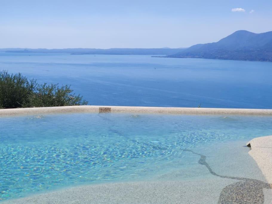 Villa Divina - Apt Prima Con Piscina E Vista Lago Castelletto Di Brenzone Exterior foto